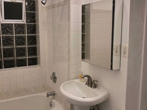 4th image of 3222 N Leavitt St #3