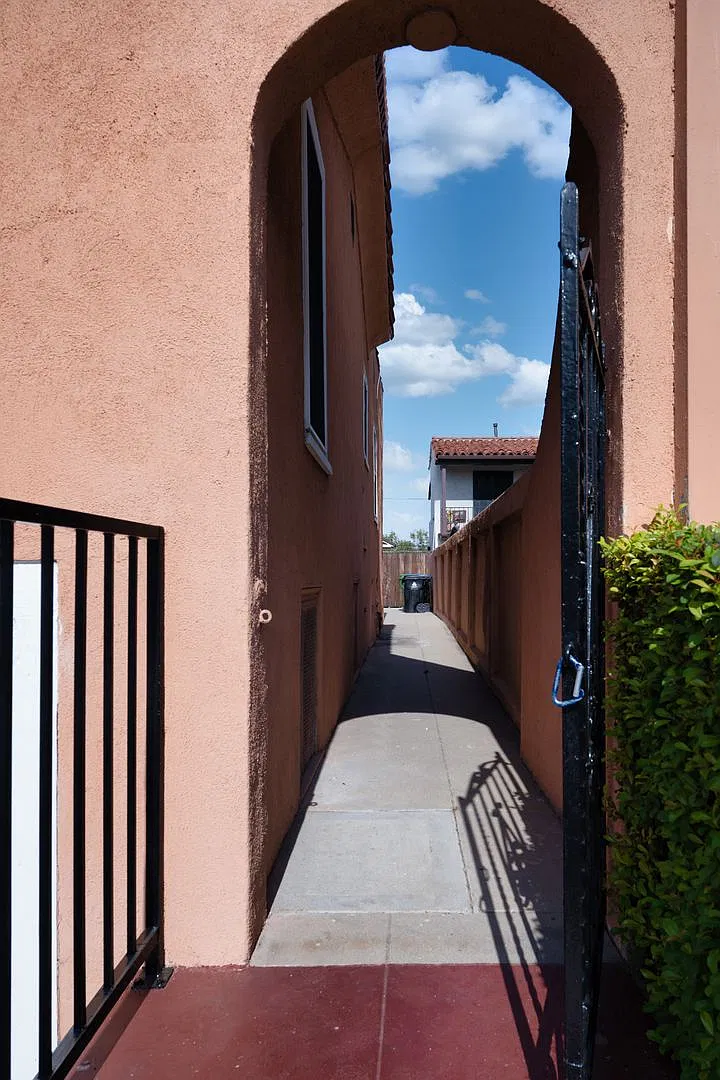 Spacious 2 Bed / 1 Bath Single-Family Home In Beautiful Los Angeles — Photo 4