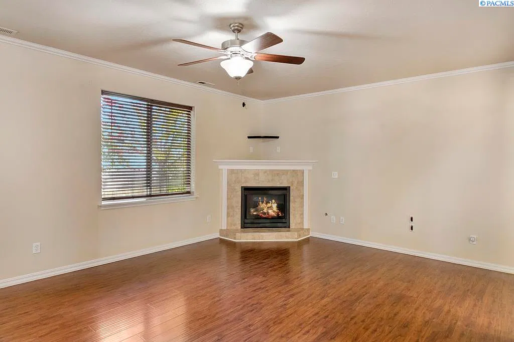 3 bed, 2.5 bath, 2050 sqft, $2,600 — Photo 4