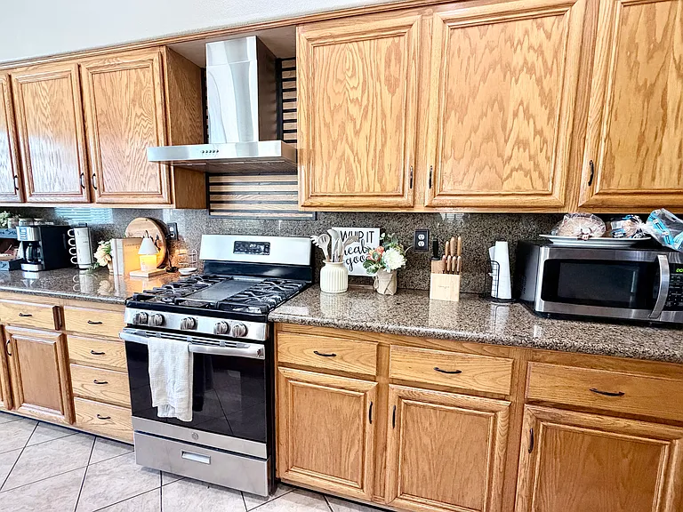 Lakebreeze Ln — Photo 8