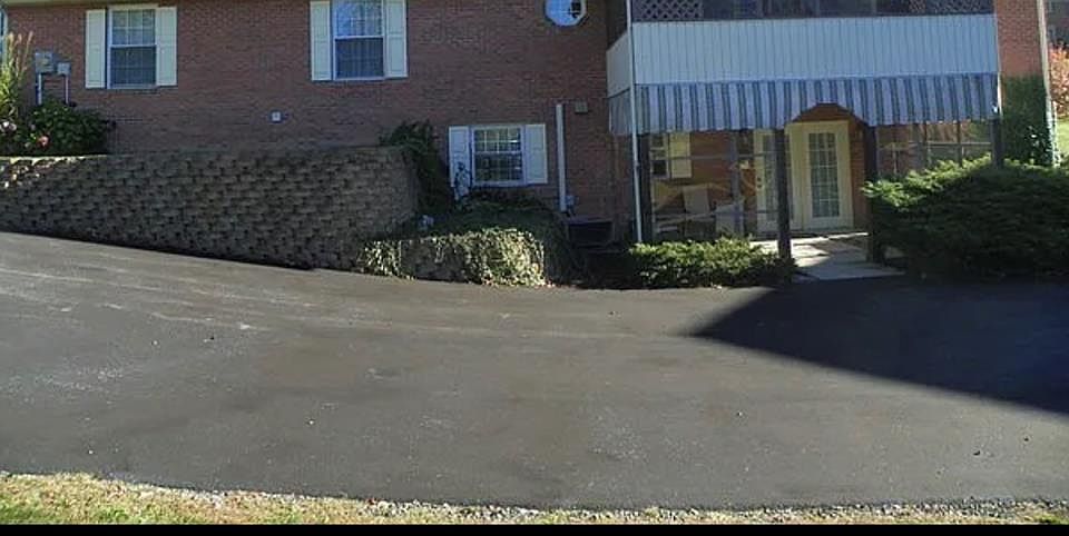 1st image of 525B Carriage Dr