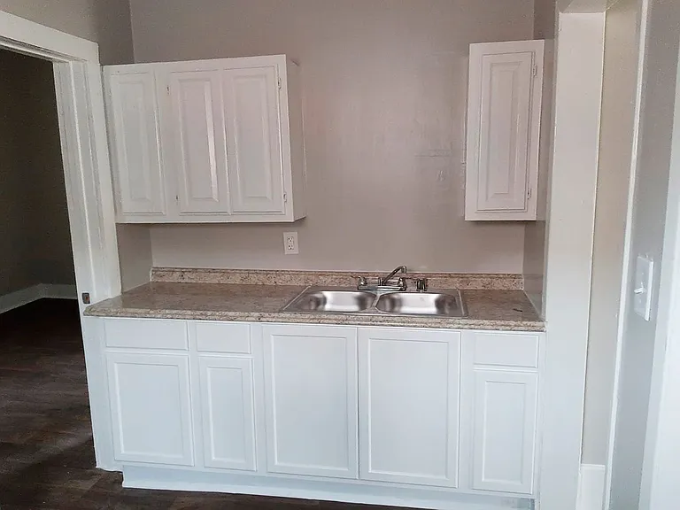 932 Dallas Ave — Photo 4