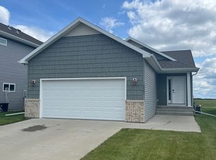 5964 58th St S, Fargo, ND 58104