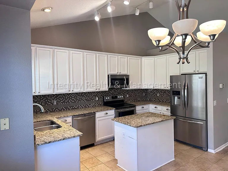 1041 Laurenwood Ln — Photo 11