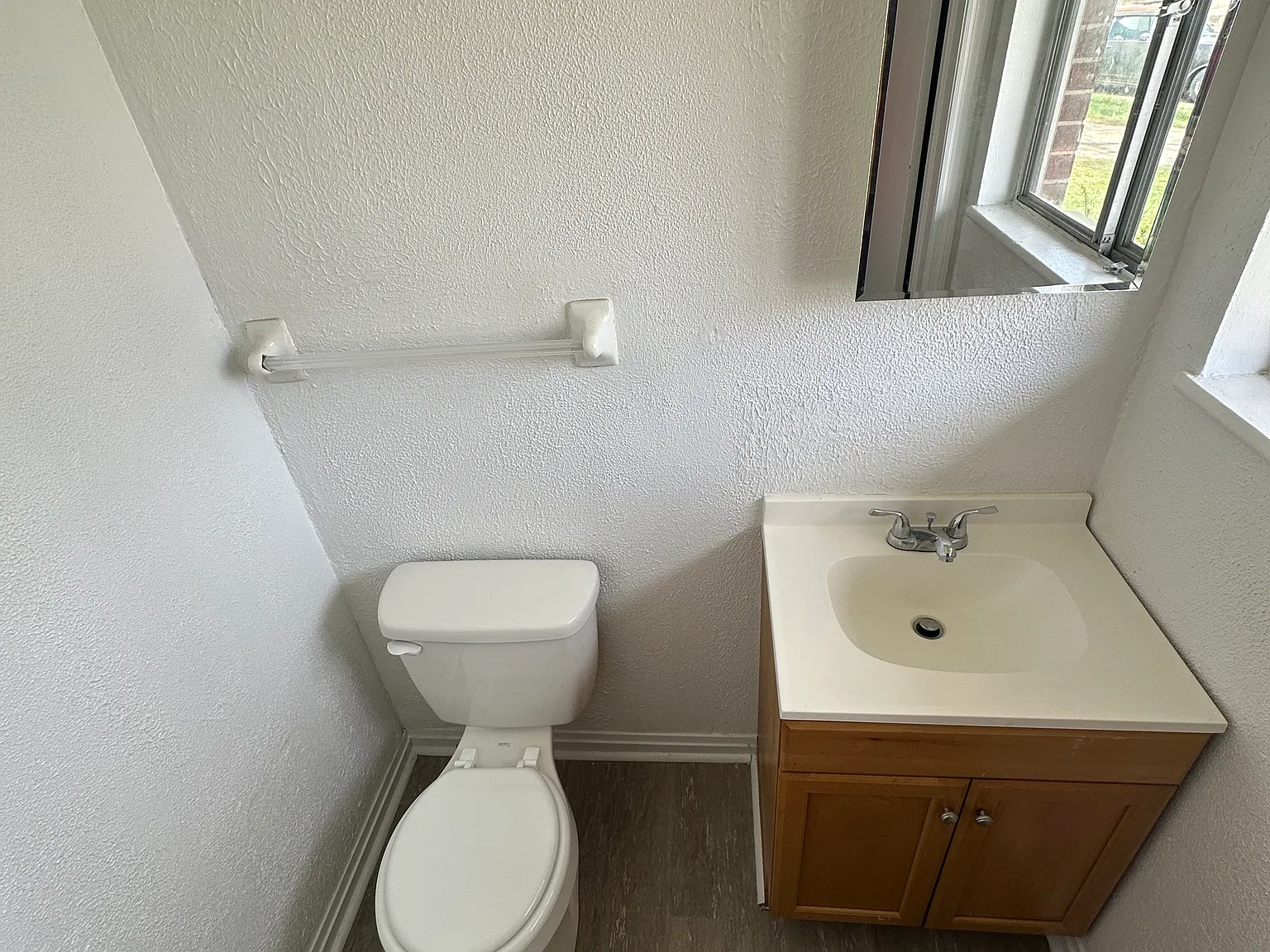 4 bed, 1.5 bath, 1474 sqft, $1,300 — Photo 3