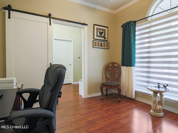 5th image of 104 Hawthorne Dr