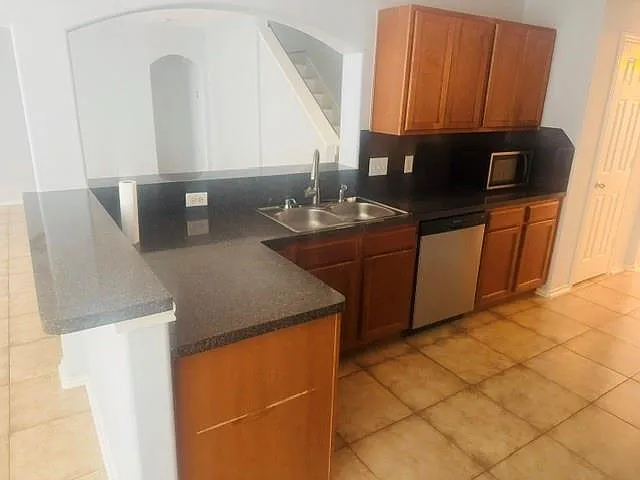 4 bed, 2.5 bath, 2191 sqft, $2,200 — Photo 4
