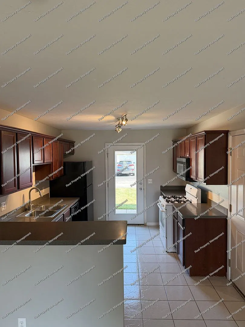 Three Bedroom Town Home — Photo 3