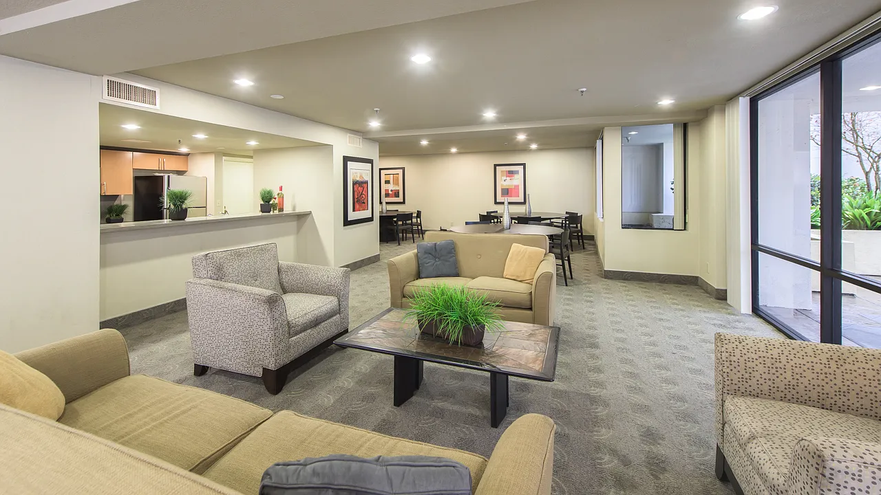 The Colonnade Apartments — Photo 4