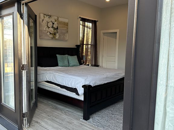 2nd image of 1529 Oakview Rd #2