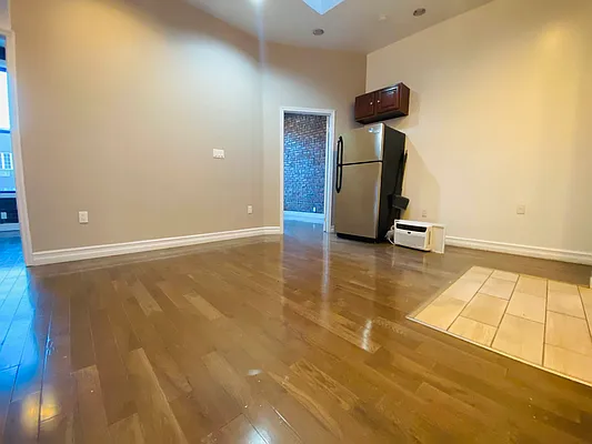 Rented by Capri Jet Realty Corp | media 9