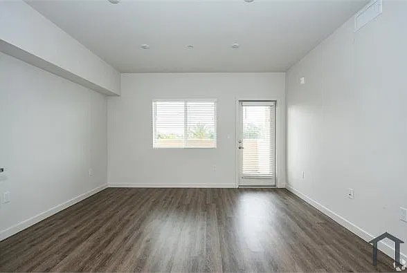 2 bed, 806 sqft, $2,012 — Photo 4