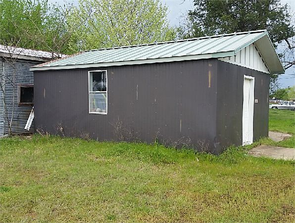 1st image of 304 SW E St