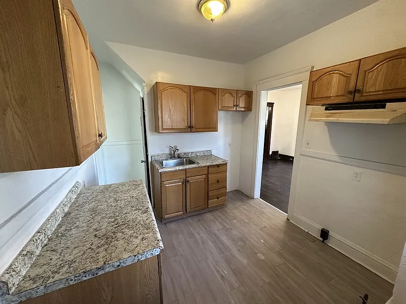 5 bed, 2.0 bath, 1704 sqft, $1,600 — Photo 4