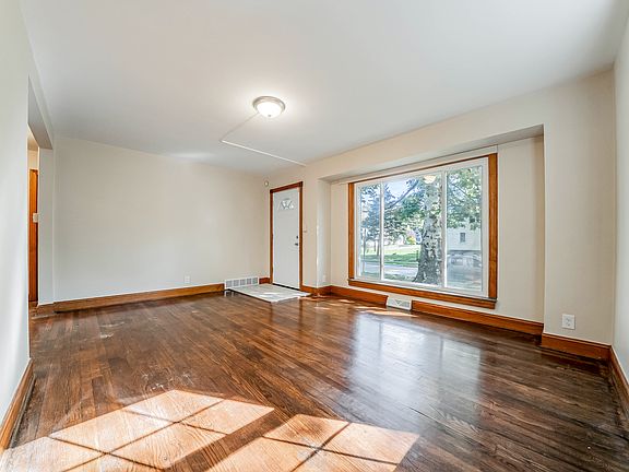 5th image of 98 Carroll Ave
