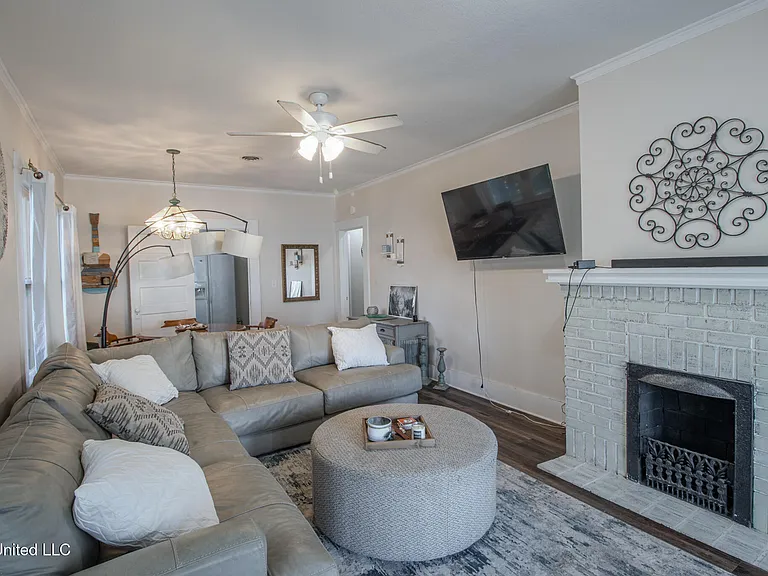 258 Querens Ave — Photo 3