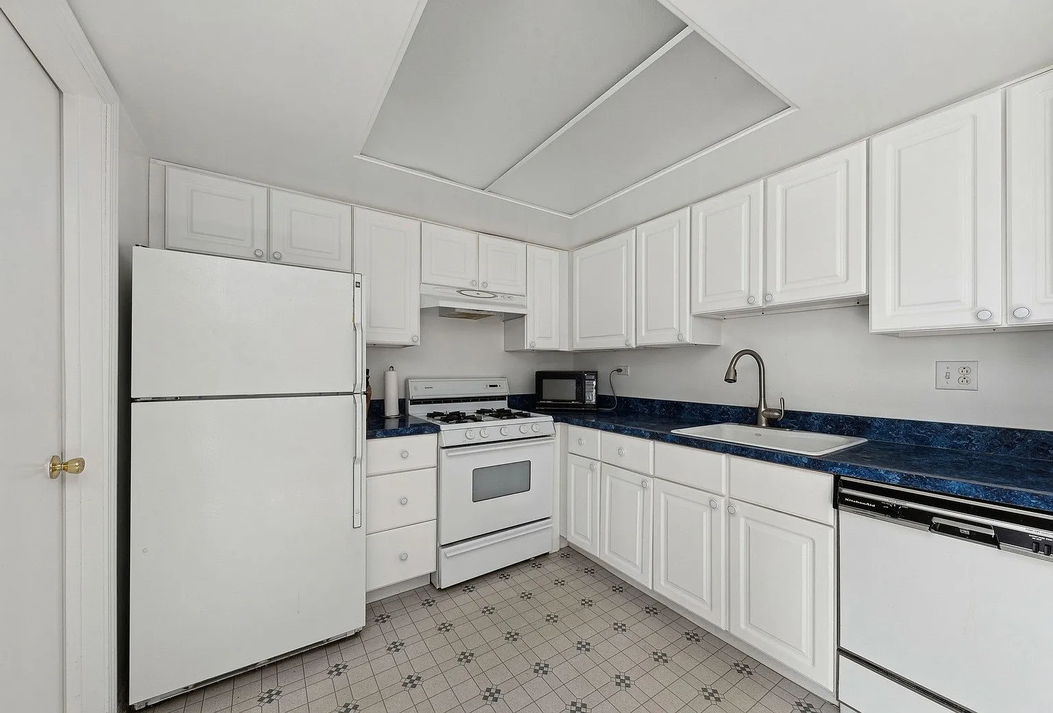 3 bed, 1.5 bath, 1380 sqft, $2,650 — Photo 2