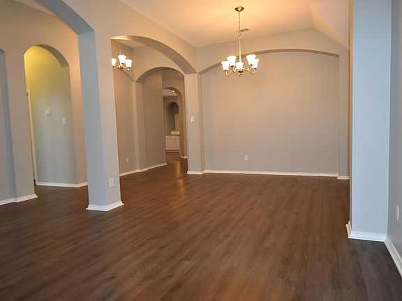 3rd image of 621 Magnolia Trl