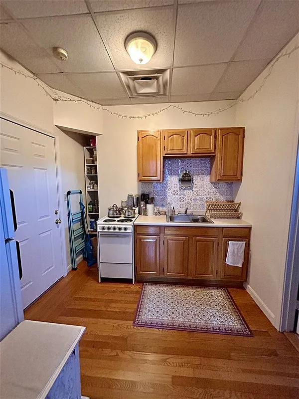 1 bed, 555 sqft, $2,200 — Photo 2