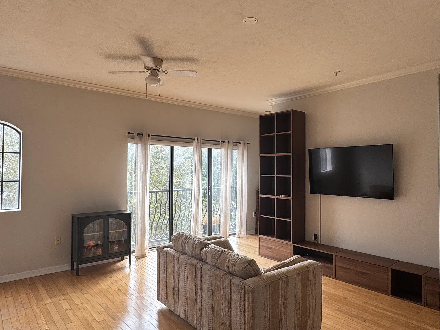 2 bed, 836 sqft, $2,000 — Photo 2