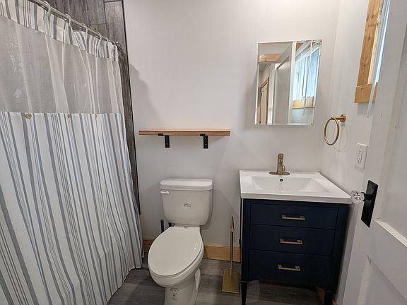 5th image of 822 W Locust St #1C