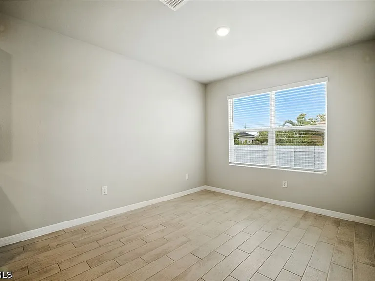 2465 NW 9th St — Photo 31