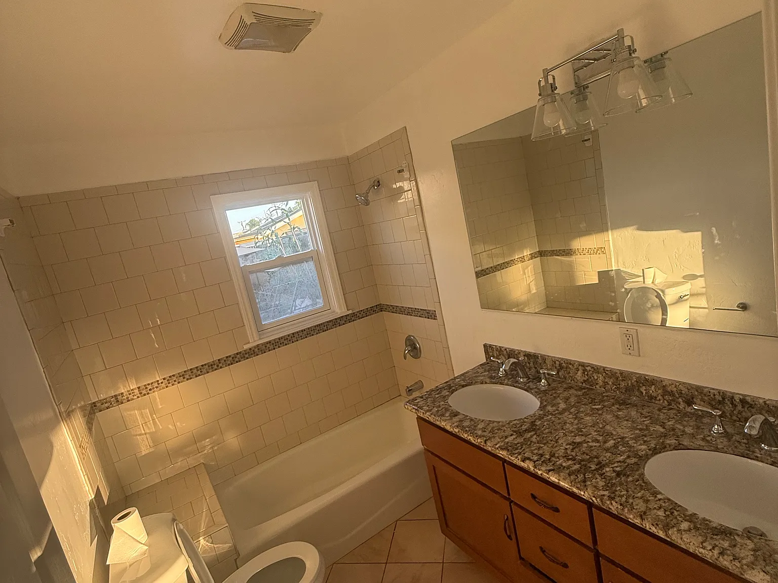 3 bed, 1136 sqft, $4,200 — Photo 4