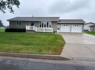 708 W Walnut St, Parkston, SD 57366