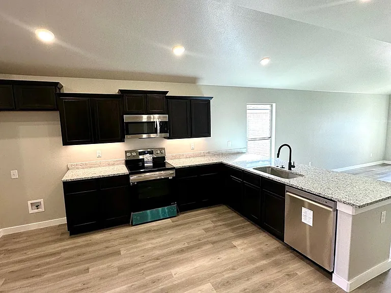 3210 Cottonwood Ave — Photo 4