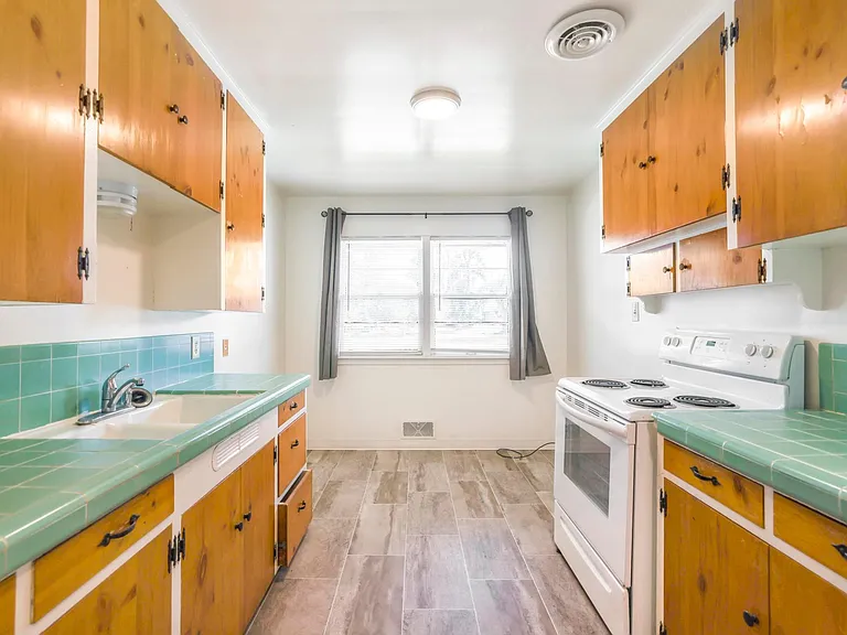 561 Addison Ave — Photo 9