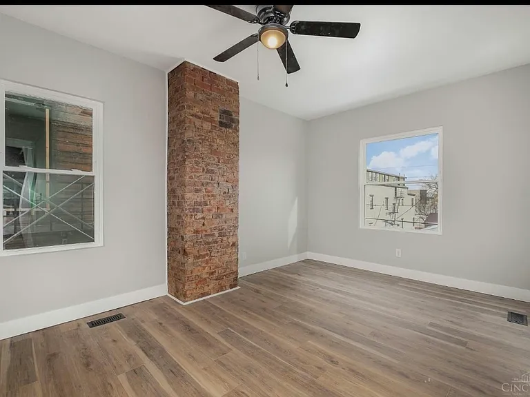 (2nd floor) Master bedroom