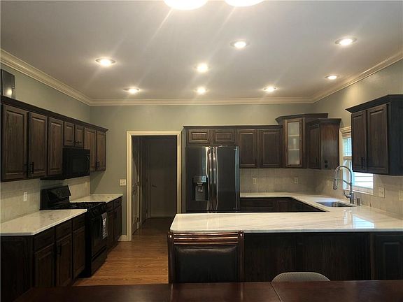 4th image of 10 Salford Ln