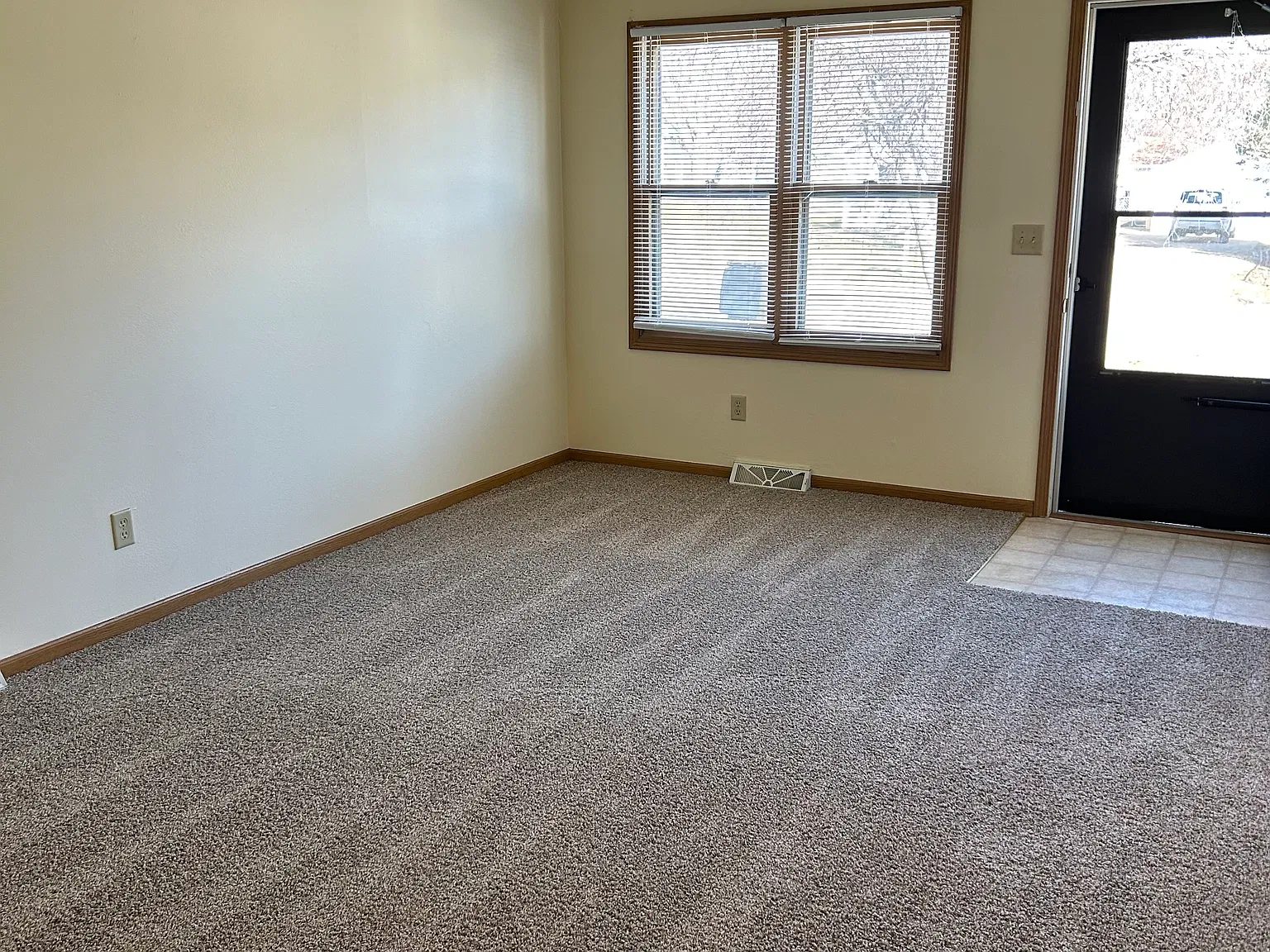 2 bed, 704 sqft, $1,050 — Photo 3