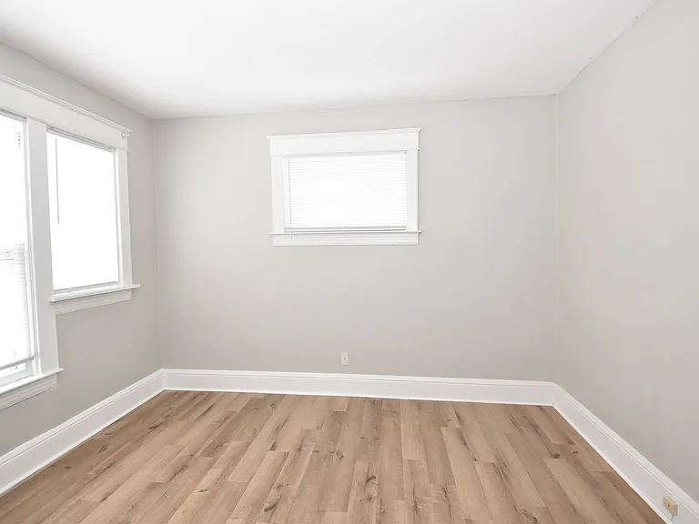 913 E Washington St — Photo 5