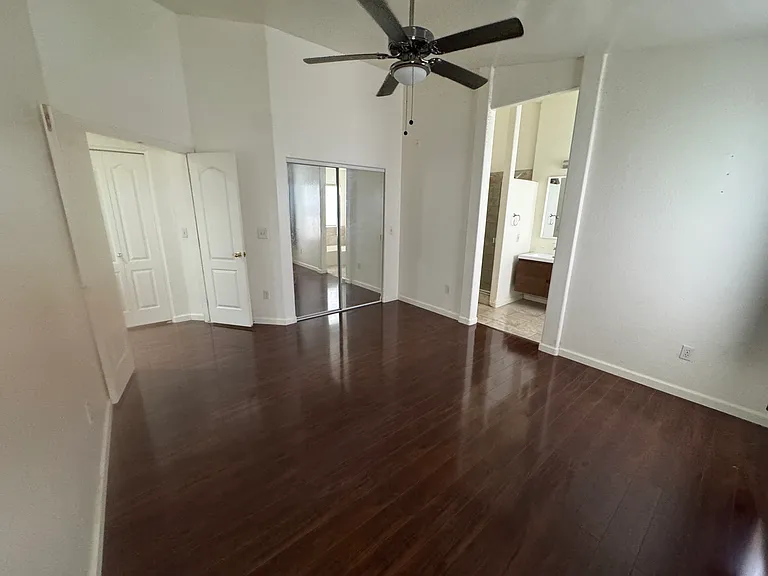 1727 E Pontiac Dr — Photo 14