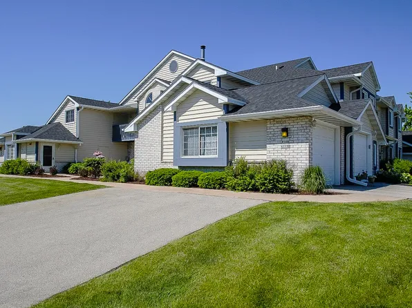 W240N2532 E Parkway Meadow Cir, Pewaukee, WI 53072