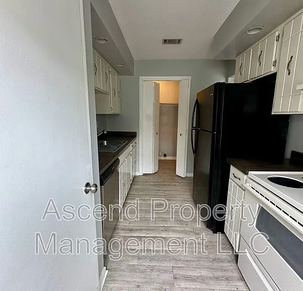 2410 Lyndon Ave #8 — Photo 6