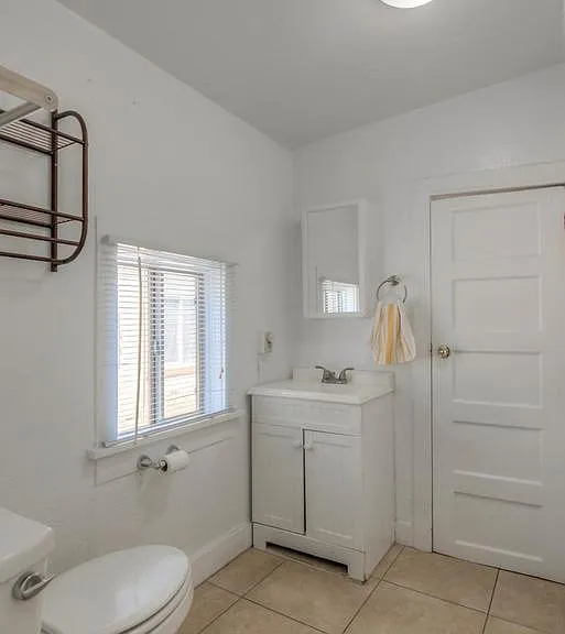 815 E 8th St — Photo 12