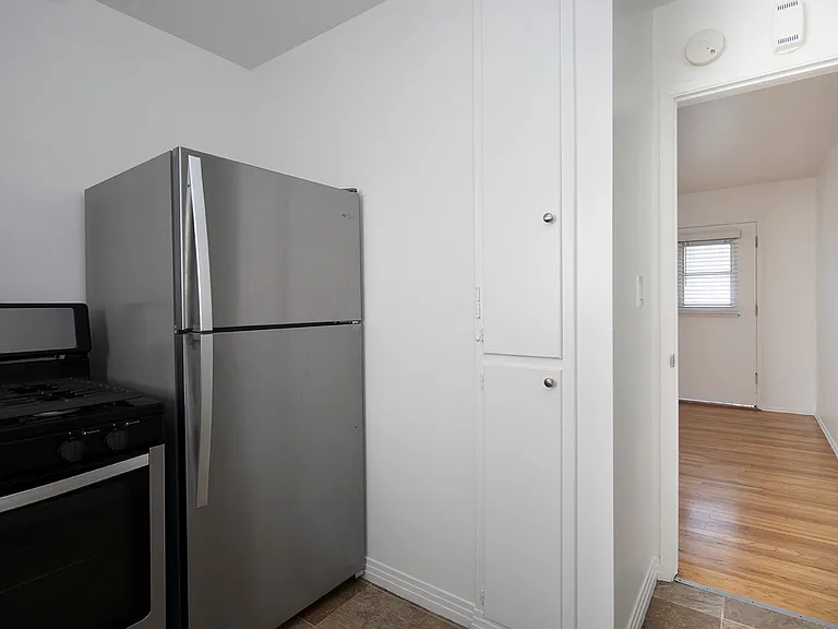Talmadge Pacific Apartments — Photo 8