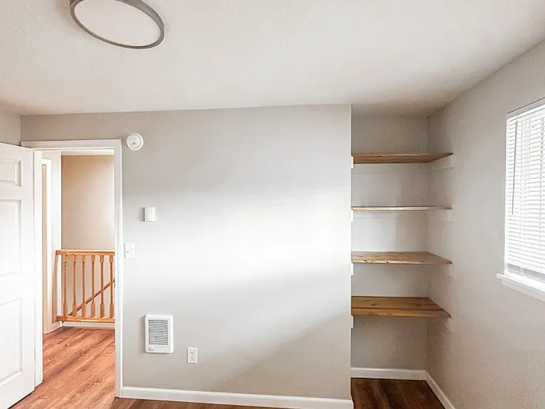 Catalina Apartments — Photo 21