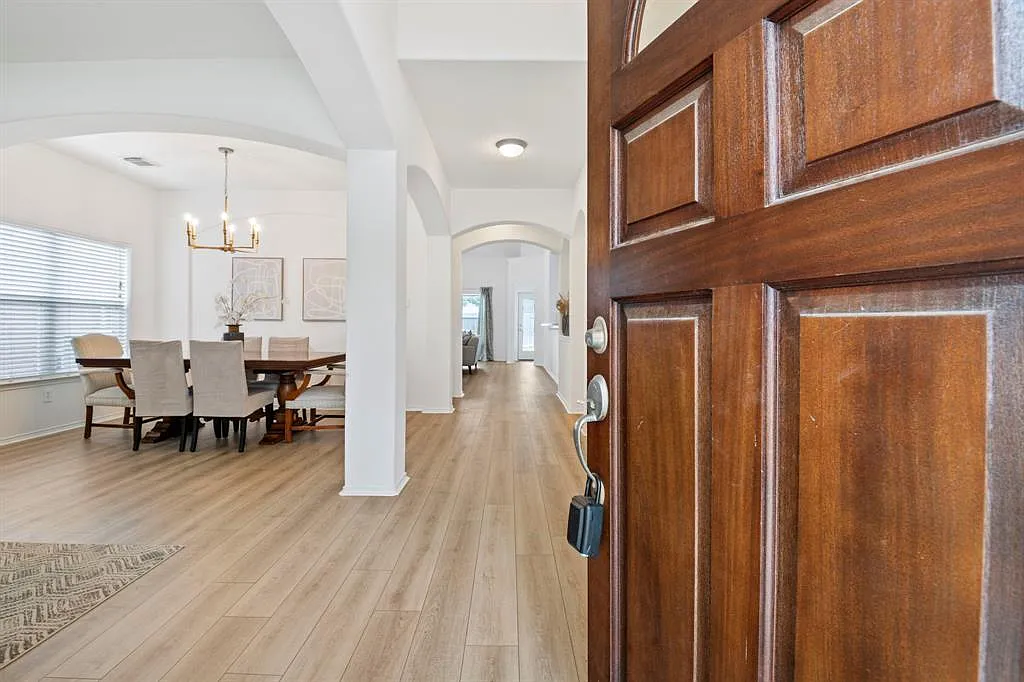 4 bed, 2869 sqft, $3,000 — Photo 3