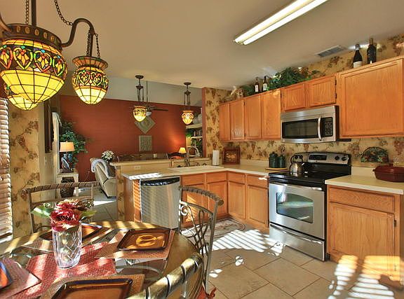 3rd image of 18 Fernmeadow Ln