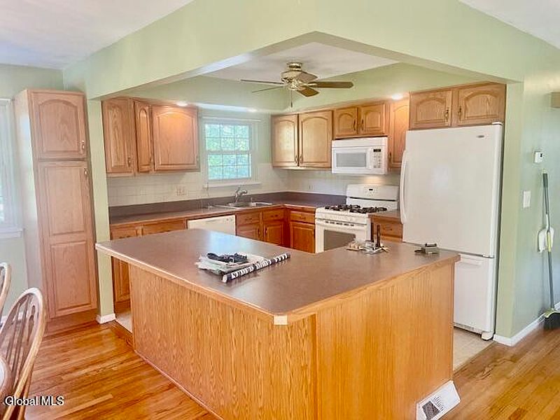 3rd image of 44 Meadowlark Drive