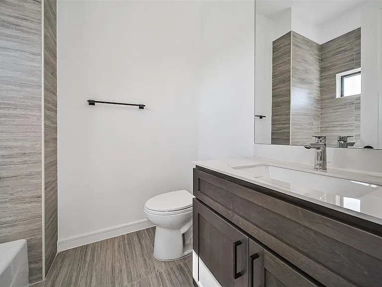 815 W 17th St — Photo 31