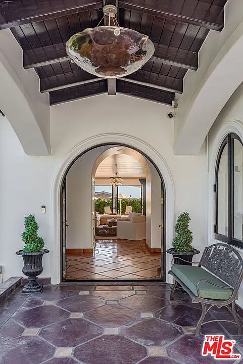 5 bed, 5.5 bath, 3941 sqft, $26,000 — Photo 4