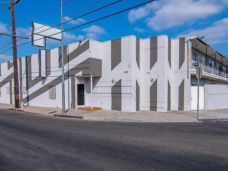 West Adams Studio Apartments — Photo 23