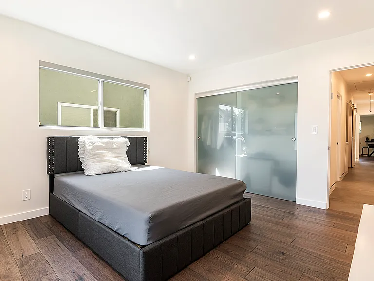 6561 Lasaine Ave — Photo 39