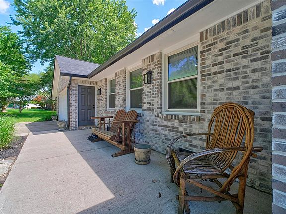 3rd image of 1492 Woodscliff Dr