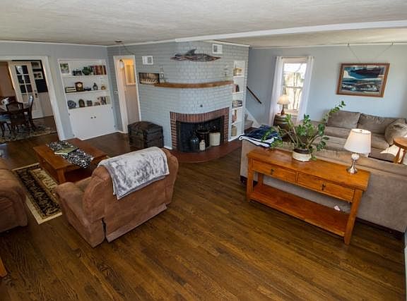 2nd image of 821 Emerson Ave