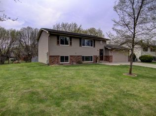 951 Penamint Ct, Chanhassen, MN 55317